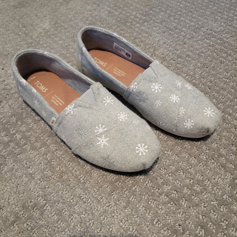 TOMS Women's Gray Snowflake Flats